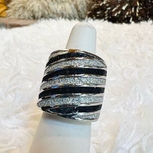 Pretty Silvertown black simulated diamond sz 7 1/2 heavy costume statement ring